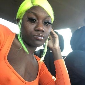 Meet your Posher, Henaya